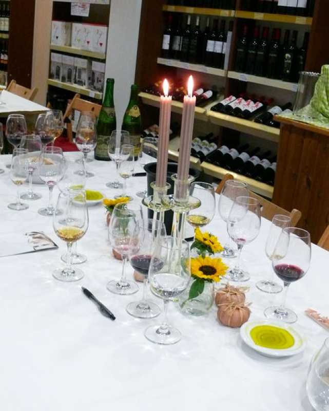 Tisch nach einer Weinbprobe Veranstaltung im Weinblatt